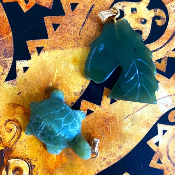 Small jade pendants of turtle and horse - Picture 1 of 4